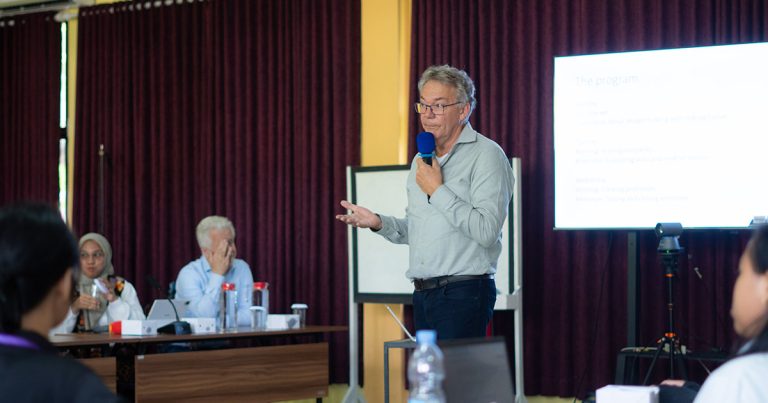 Prof. Erik Hendriks dari Inholland University saat memimpin sesi Design Thinking untuk pengelolaan lahan gambut.