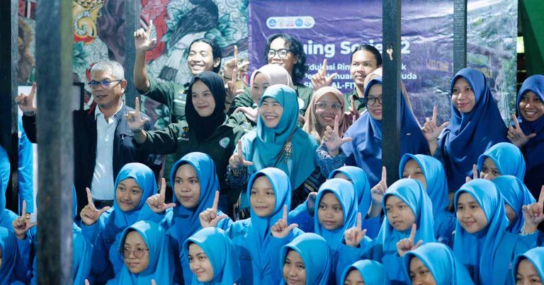Foto bersama Dr. Farah Diba, Ir. Erianto, dan 55 siswi SMPIT Al-Fityan dalam acara Keruing Series #2.