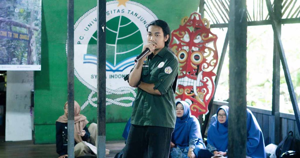 Agustinus dari BEM Fahutan Untan memberikan pemaparan materi tentang konservasi dan keanekaragaman hayati.