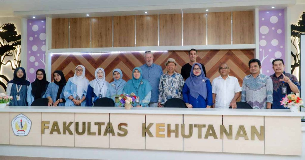 Profesor Rene Booth Utrecht University dan Dekan Fahutan UNTAN foto bersama.