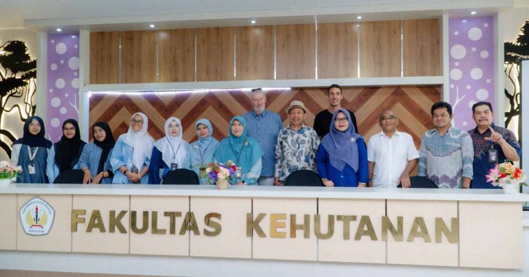 Profesor Rene Booth Utrecht University dan Dekan Fahutan UNTAN foto bersama.