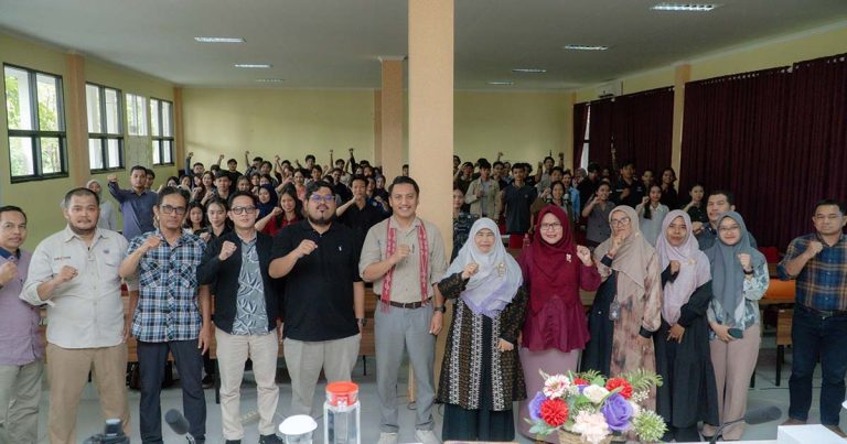 Foto bersama seluruh peserta, Dekan Fahutan UNTAN, Rio Ahmad, dan pimpinan di akhir acara Ramin Series ke-51 EMR Mangrove.