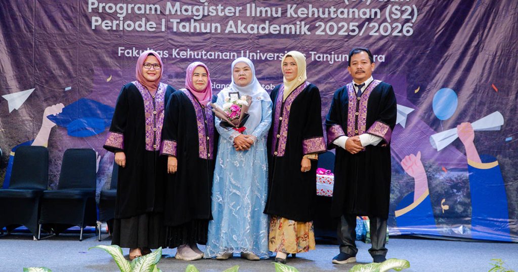 Pimpinan Fahutan UNTAN Dekanat serahkan penghargaan Purna Tugas kepada Ibu Yusmarni