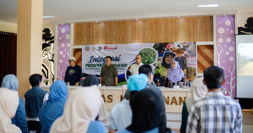 Pimpinan Kolaborasi Lintas Sektor Webinar Gender DAS Kehutanan UNTAN