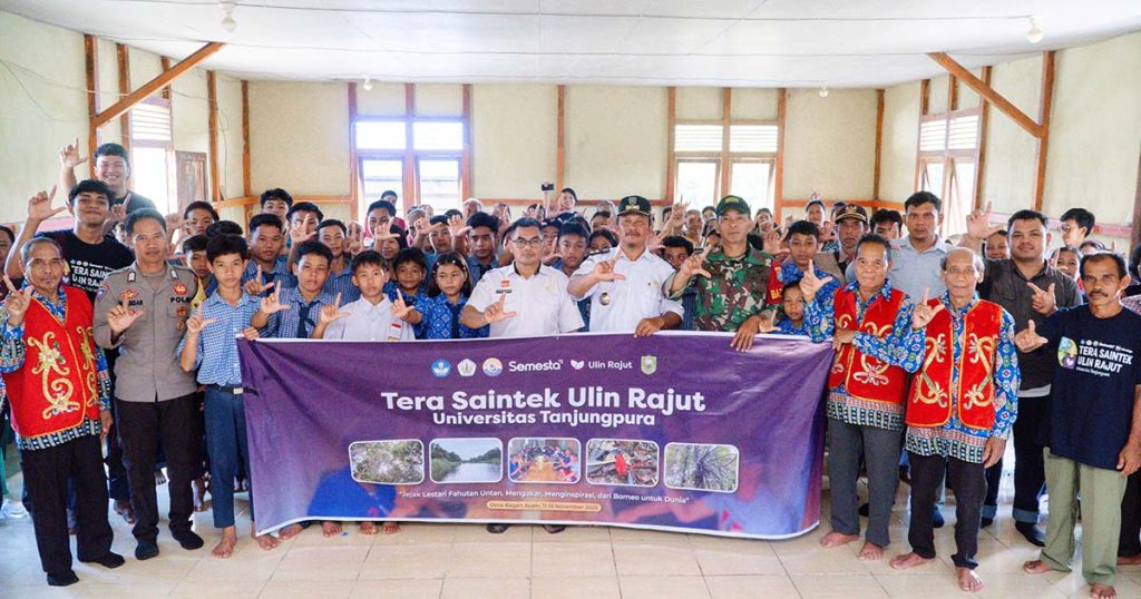Tim Fahutan UNTAN dan Masyarakat Desa Bagan Asam Berfoto Bersama dalam Program Ulin Rajut
