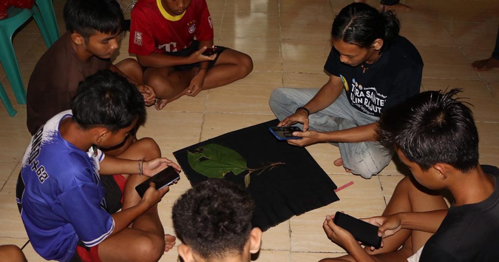 Mahasiswa Fahutan UNTAN Mengedukasi Warga Sanggau tentang Aplikasi Ulin Rajut