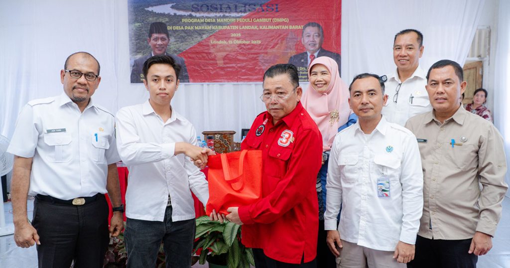 Cornelis Serahkan Dana DMPG Fahutan UNTAN Landak