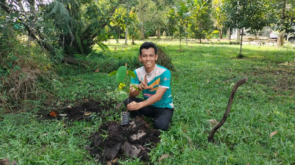Alumni Fahutan Tanam Pohon Spesies Lokal Kalimantan