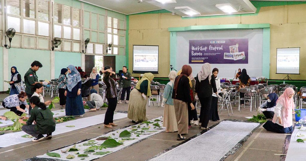 Workshop Ecoprint Fahutan UNTAN Foto Bersama Dosen Tendik