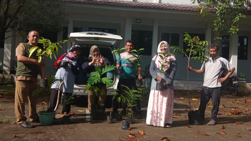 Alumni Fahutan Tanam Pohon Tengkawang di HUT 25