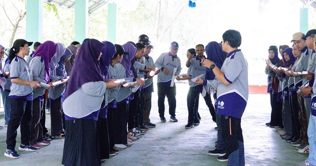Dosen dan Tendik Kerjasama Permainan Paralon Team Building Fahutan UNTAN