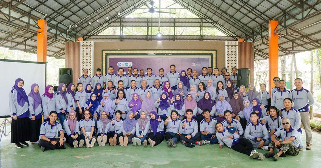 Foto Bersama Dosen Tendik Team Building Fahutan UNTAN Grow and Glow