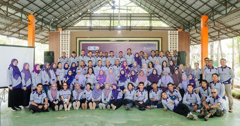 Foto Bersama Dosen Tendik Team Building Fahutan UNTAN Grow and Glow
