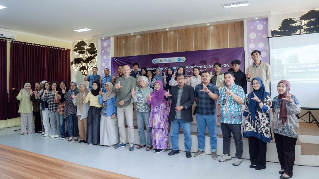 Foto Bersama Pulai Series 24 UNTAN Internasional