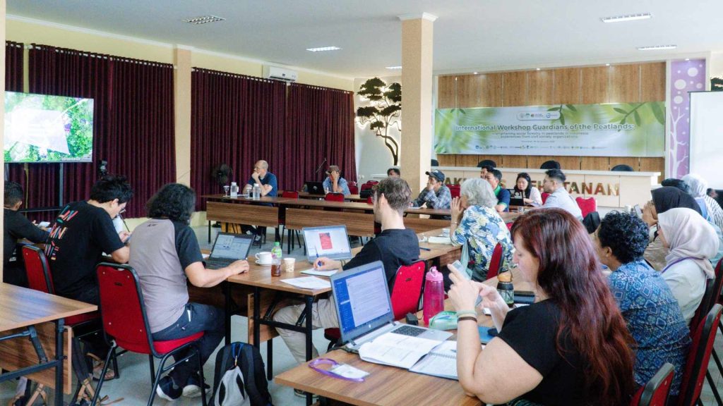 Panel Diskusi Workshop Internasional Perhutanan Sosial di Lahan Gambut UNTAN