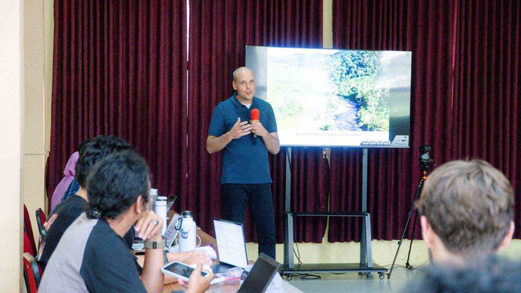 Jan van der Ploeg memaparkan strategi Perhutanan Sosial di Lahan Gambut
