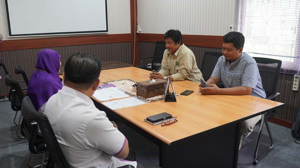 Suasana rapat kerja sama industri Fahutan UNTAN dan PT Hutan Kencana Damai di Ruang Senat.