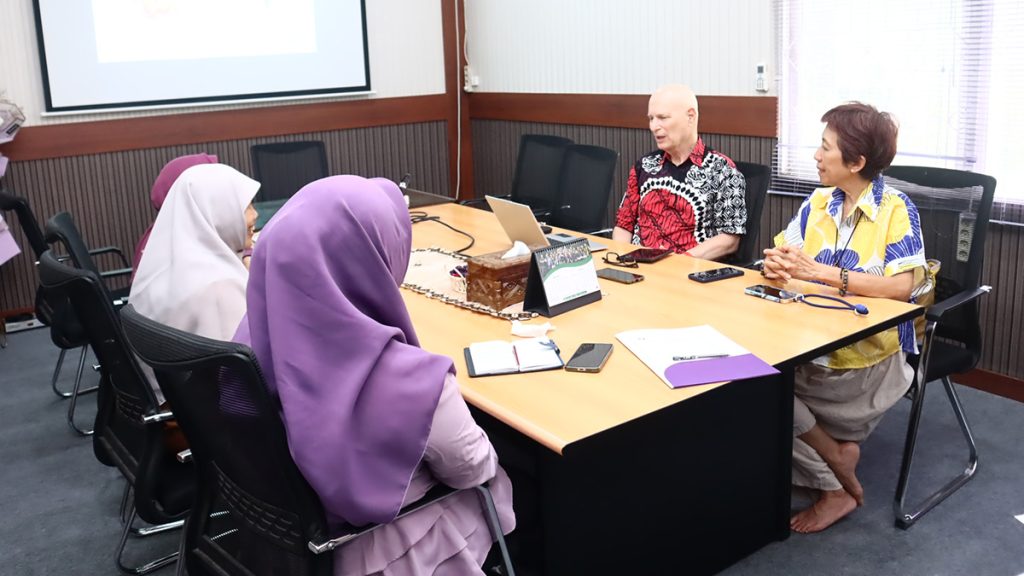Rapat pimpinan Fahutan UNTAN dengan Dr Gary Shapiro membahas modernisasi kurikulum melalui Program ROCKET.