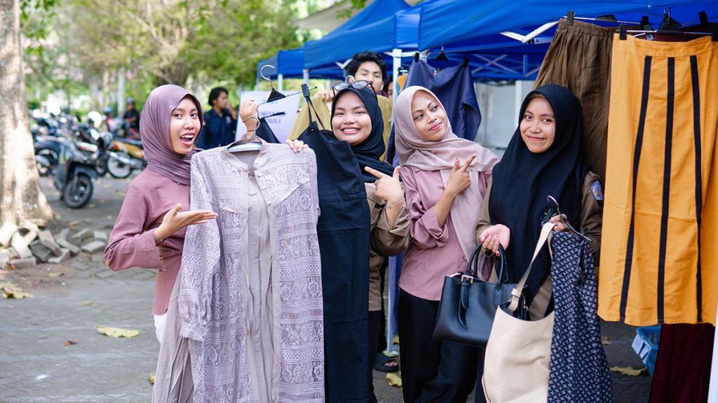 Mahasiswa Fahutan UNTAN menunjukkan barang belanjaan dari bazaar SHOREA untuk donasi CENDANA.