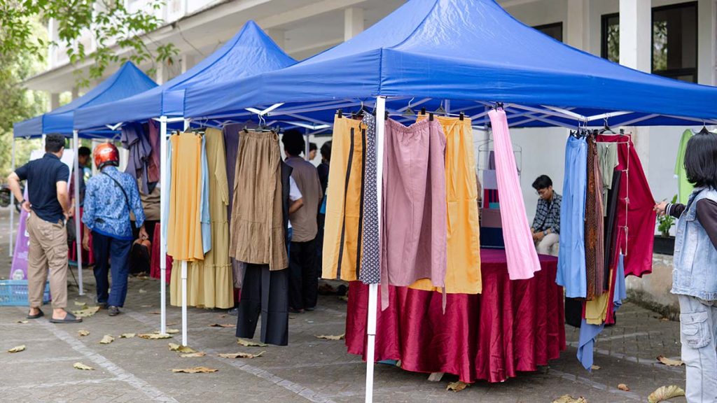 Bazaar SHOREA UKM FKMI Asy Syajaroh Fahutan UNTAN untuk Beasiswa CENDANA.
