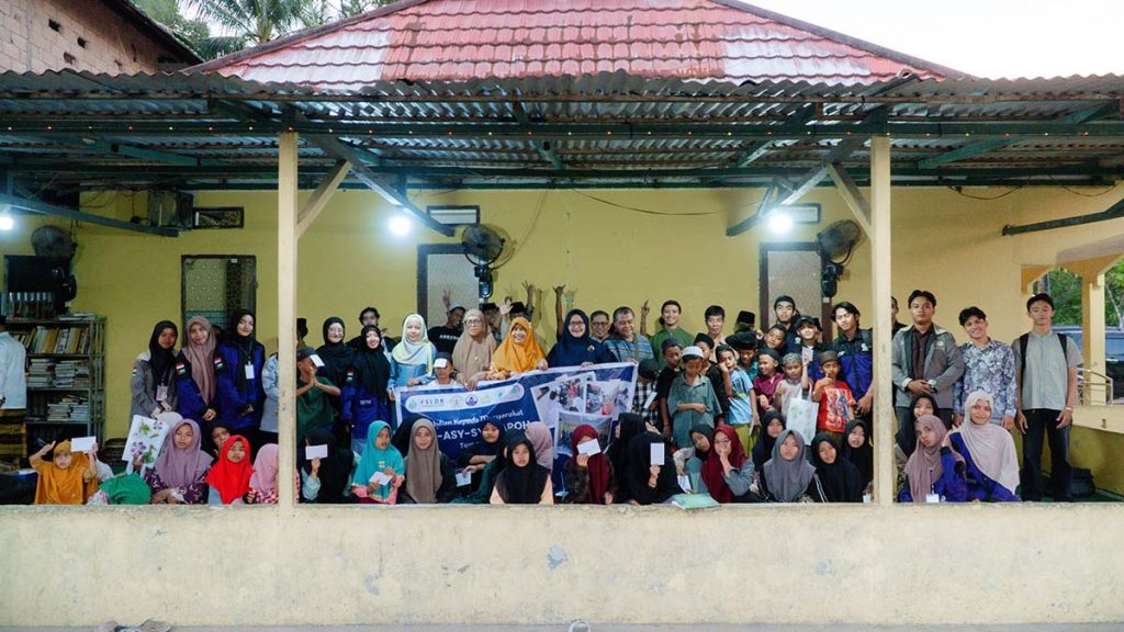 Foto bersama PKM Fahutan UNTAN di Panti Asuhan Al-Haq Pontianak.