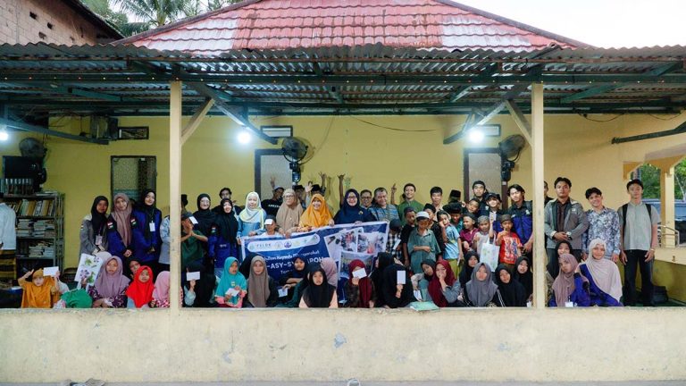 Foto bersama PKM Fahutan UNTAN di Panti Asuhan Al-Haq Pontianak.