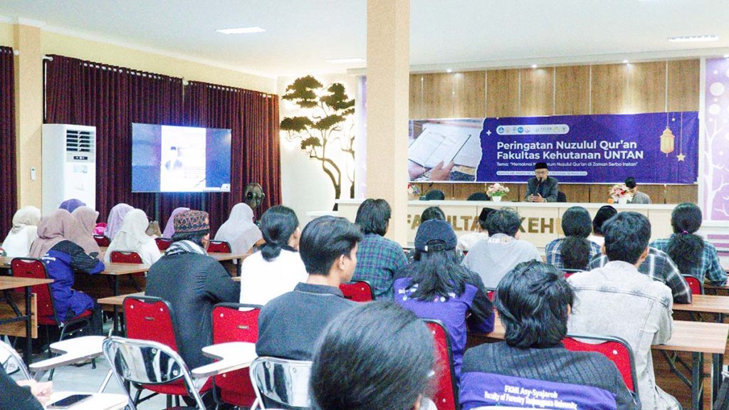 Suasana khidmat jamaah menyimak tausiyah Nuzulul Quran di Fakultas Kehutanan UNTAN.