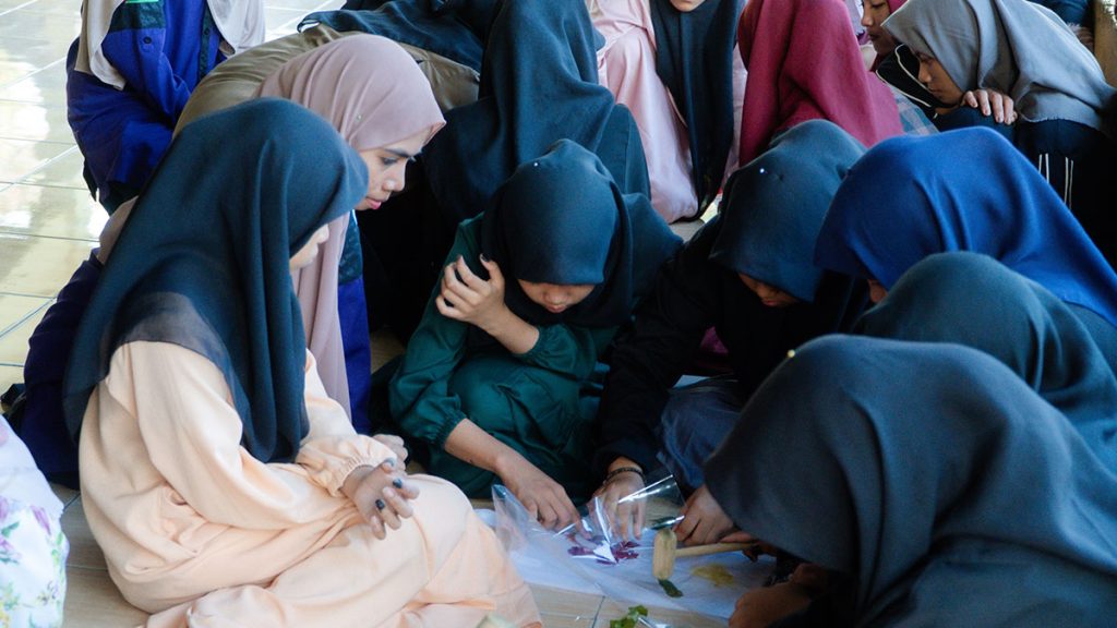 Pelatihan teknik ecoprint bahan alam mahasiswa Fahutan UNTAN di panti asuhan.