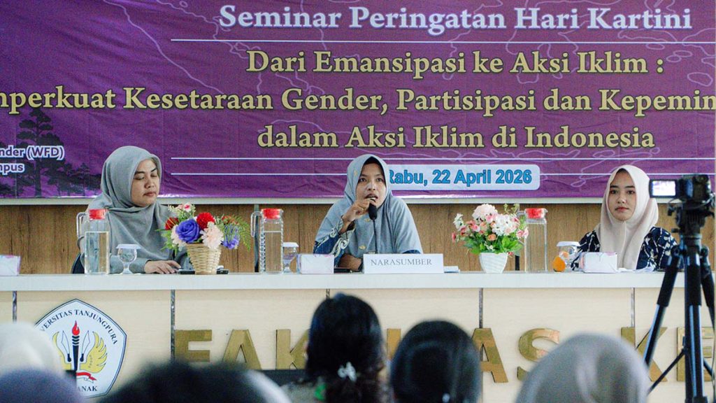 Pemaparan materi oleh Women Champion penjaga hutan di Seminar Hari Kartini UNTAN.