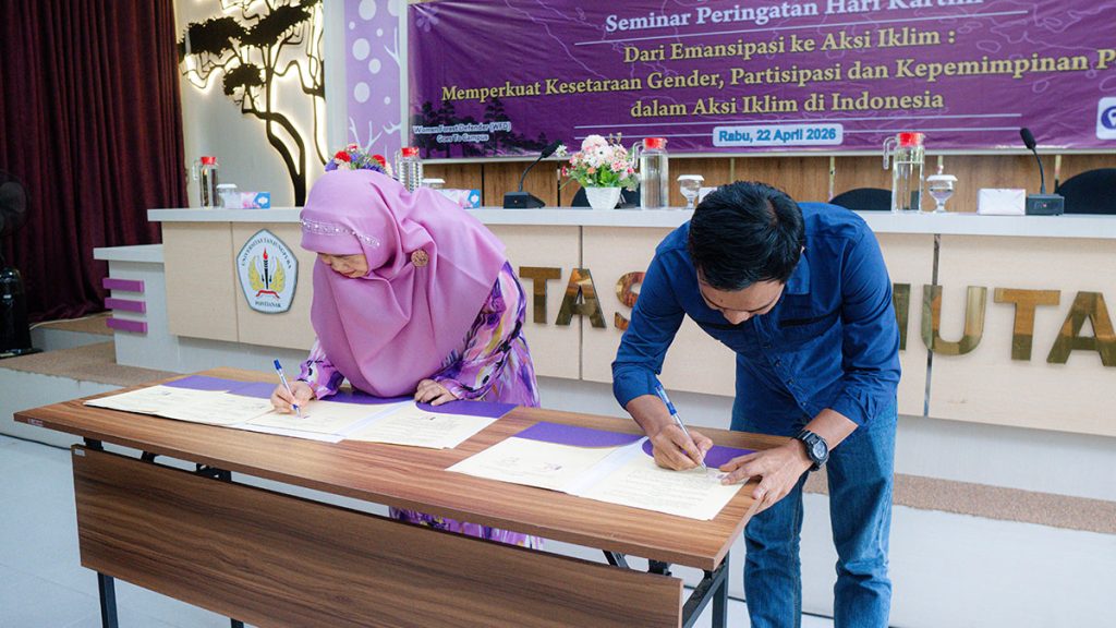 Proses penandatanganan naskah kerjasama strategis antara Fahutan UNTAN dan JARI Indonesia Borneo Barat.