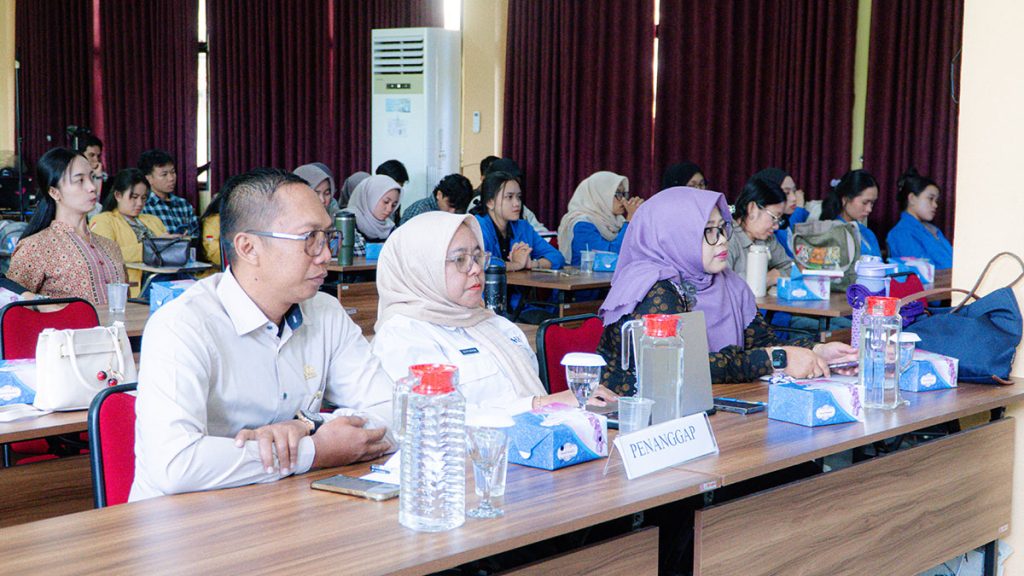 Sesi tanggapan dari pakar dan legislatif dalam Talkshow Hari Kartini Fahutan UNTAN.