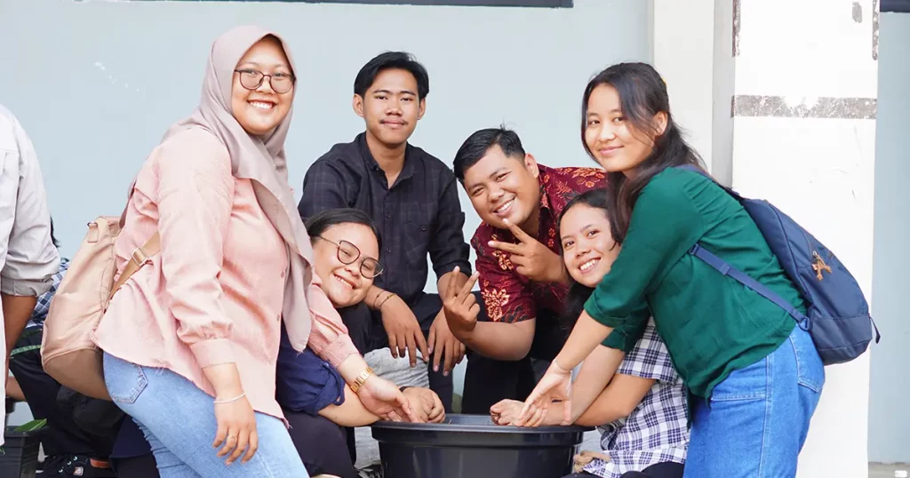 Mahasiswa Fakultas Kehutanan UNTAN praktik pembuatan kompos nabati dari limbah organik.