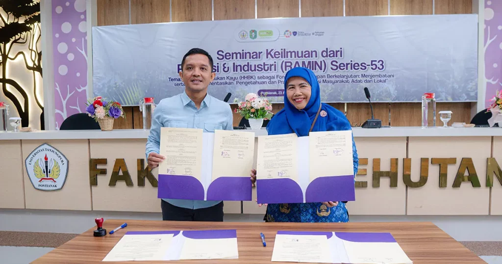 Dekan Fahutan UNTAN dan Direktur NTFP-EP Indonesia menunjukkan berkas MoA perhutanan sosial.