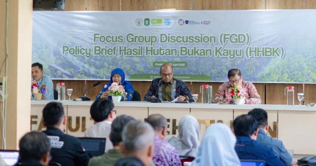 Kepala DLHK Kalbar Ir H Adi Yani menyampaikan sosialisasi Pergub HHBK di Fahutan UNTAN.