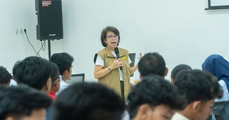 Prof Hanna menjelaskan teknik pembibitan dan inovasi SILVAMIKO di Fiber Learning Academy Mayawana.