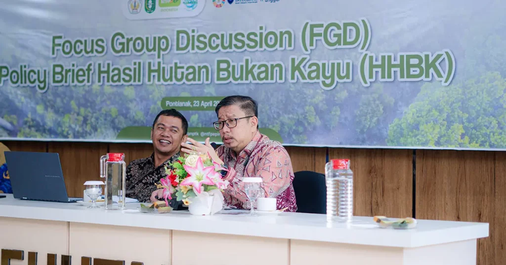 Prof Gusti Hardiansyah memberikan pemaparan materi Policy Brief HHBK Kalimantan Barat.