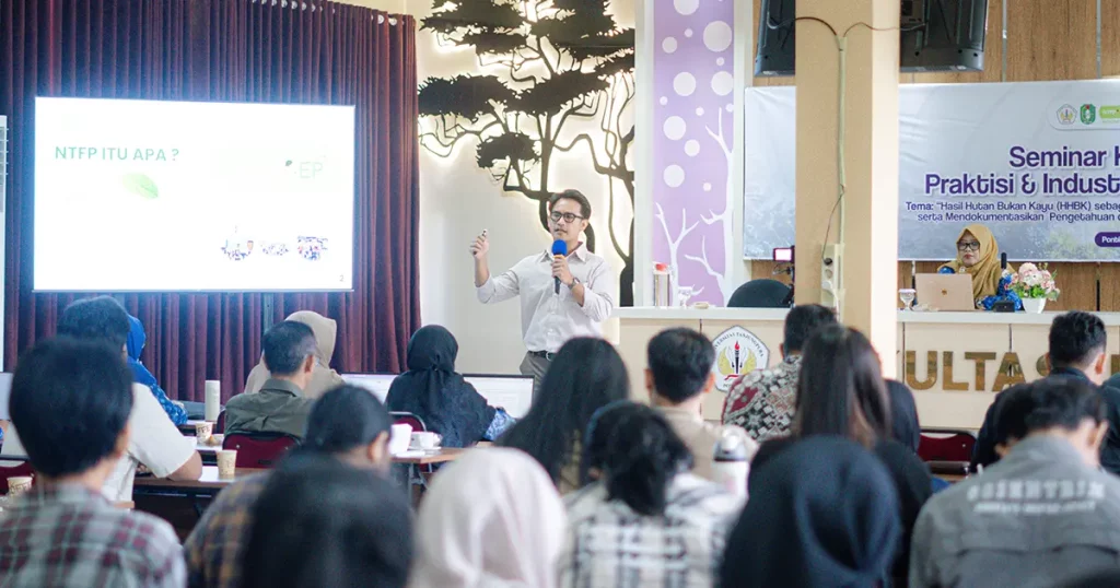 Pemaparan materi metode CLAPS oleh Rahmat Yusril Fuadi di Aula Bungur UNTAN