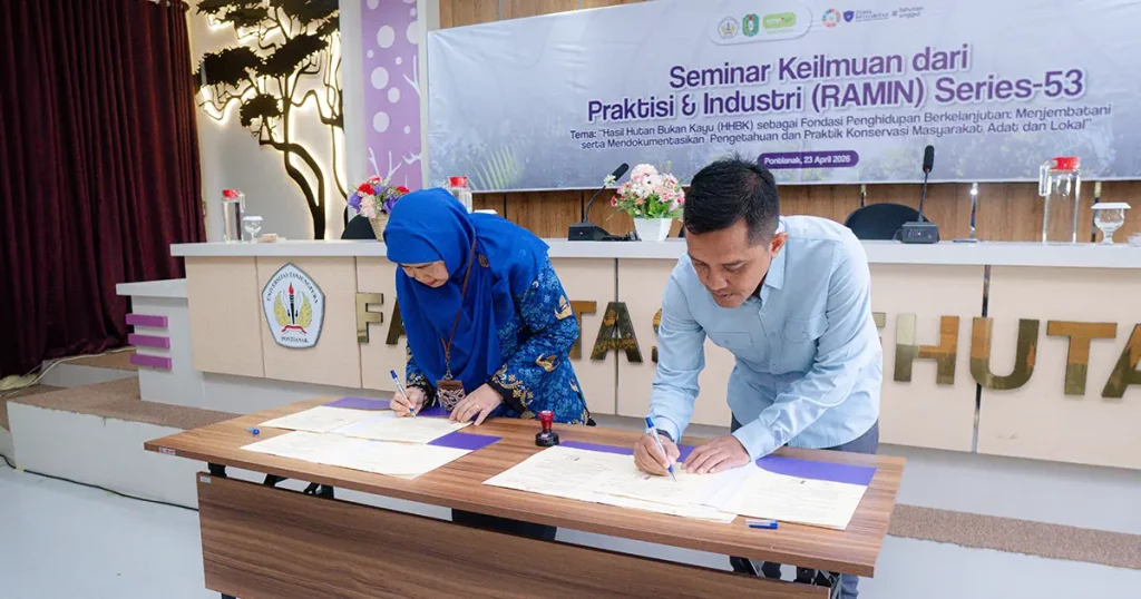 Penandatanganan MoA Tridarma Fahutan UNTAN dan NTFP-EP Indonesia.