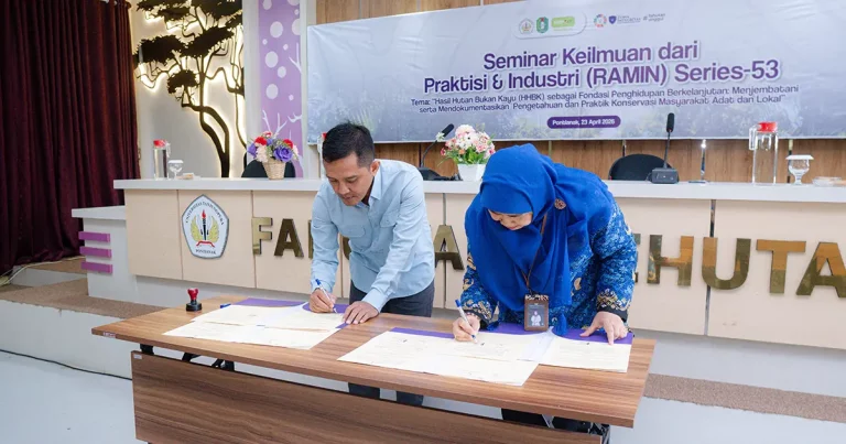 Penandatanganan MoA Fahutan UNTAN dan NTFP-EP Indonesia mengenai pengelolaan HHBK.