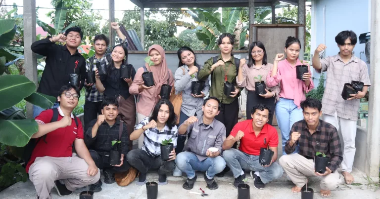 Mahasiswa Fakultas Kehutanan UNTAN praktik perbanyakan bibit tanaman hutan di persemaian.