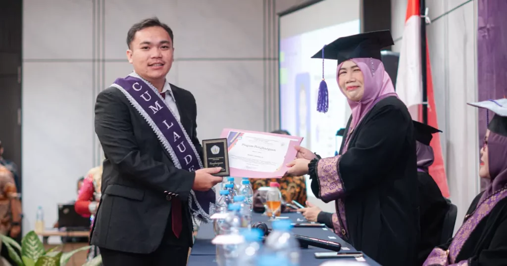 Penyerahan penghargaan lulusan terbaik dan tercepat Fahutan UNTAN Windu Handinata.