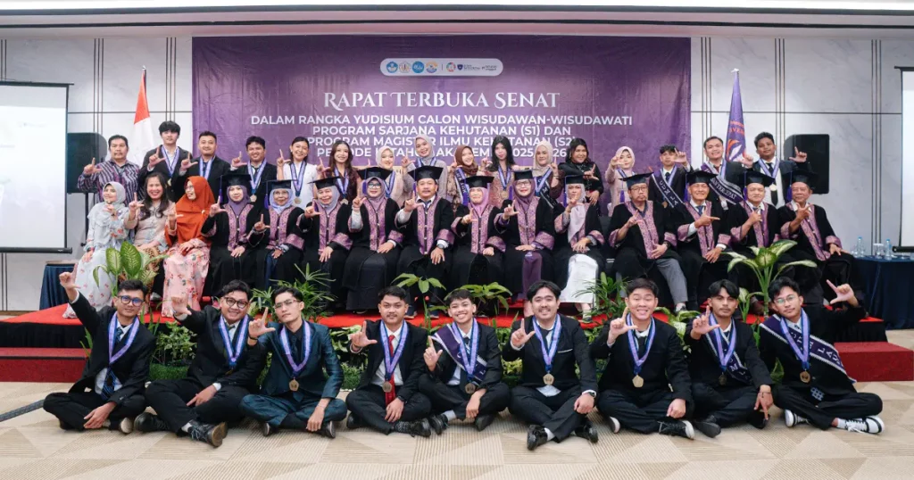 Foto bersama Yudisium Periode III Fakultas Kehutanan UNTAN di Hotel Golden Tulip Pontianak.
