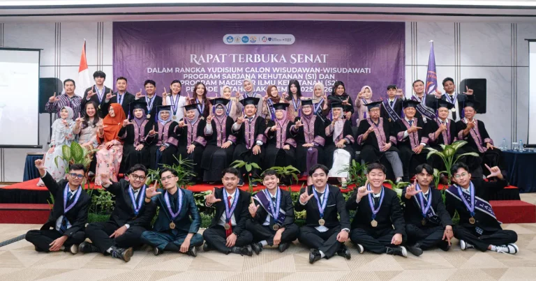 Foto bersama Yudisium Periode III Fakultas Kehutanan UNTAN di Hotel Golden Tulip Pontianak.