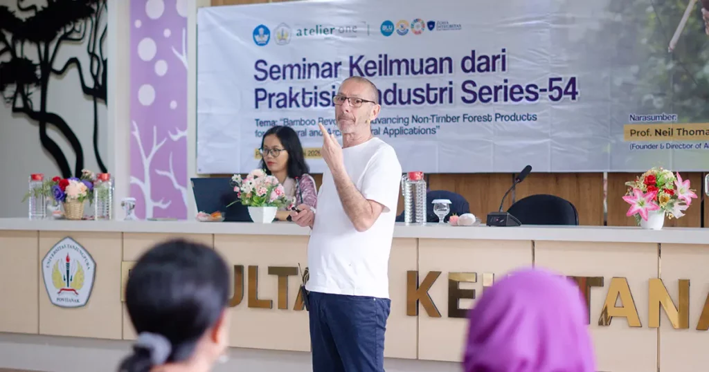 Prof Neil Thomas membedah struktur bambu dalam Ramin Series 54 di Fakultas Kehutanan UNTAN.
