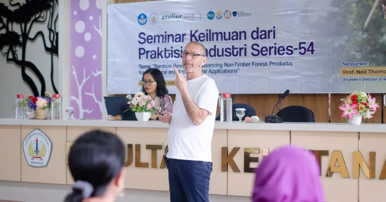 Prof Neil Thomas membedah struktur bambu dalam Ramin Series 54 di Fakultas Kehutanan UNTAN.