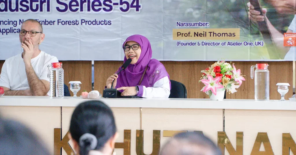 Dekan Fahutan UNTAN Dr Farah Diba dan Prof Neil Thomas di Ramin Series 54.