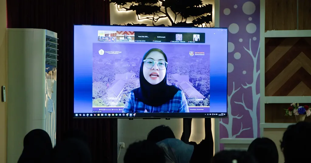 Dr Sarah Augustina dari BRIN memaparkan materi impregnasi kayu di Ramin Series-55 UNTAN.