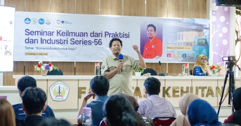 Praktisi alumni Dedi Armayadi memaparkan materi komersialisasi produk kayu di RAMIN Series-56 Fahutan UNTAN.