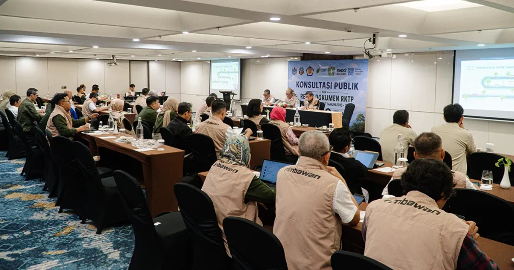 Suasana keseluruhan ruang pertemuan Konsultasi Publik RKTP Kalbar di Hotel Novotel