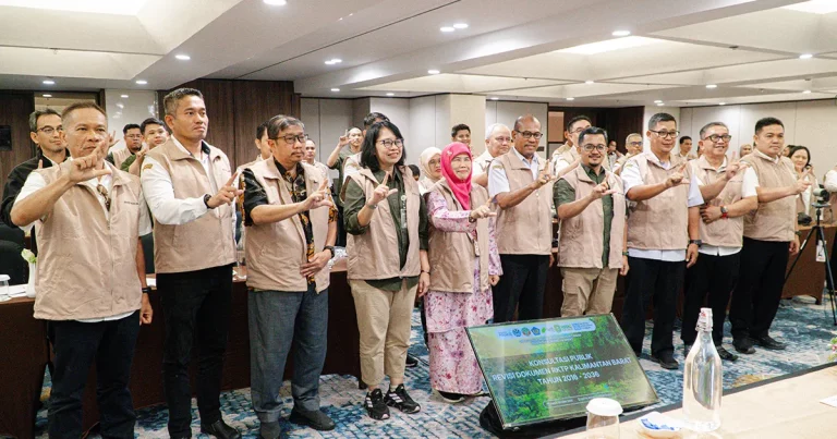 Foto bersama seluruh peserta Konsultasi Publik Revisi Dokumen RKTP Kalimantan Barat 2016-2036.